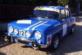 Citroën Traction noire à l39;époque Renault 8 Gordini bleue N°12 