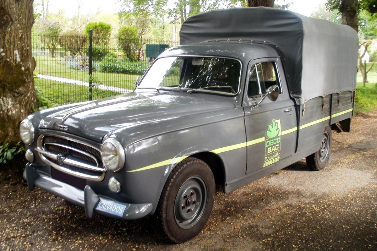 Peugeot 403 bachée, une voiture de collection proposée par Philippe Ma.