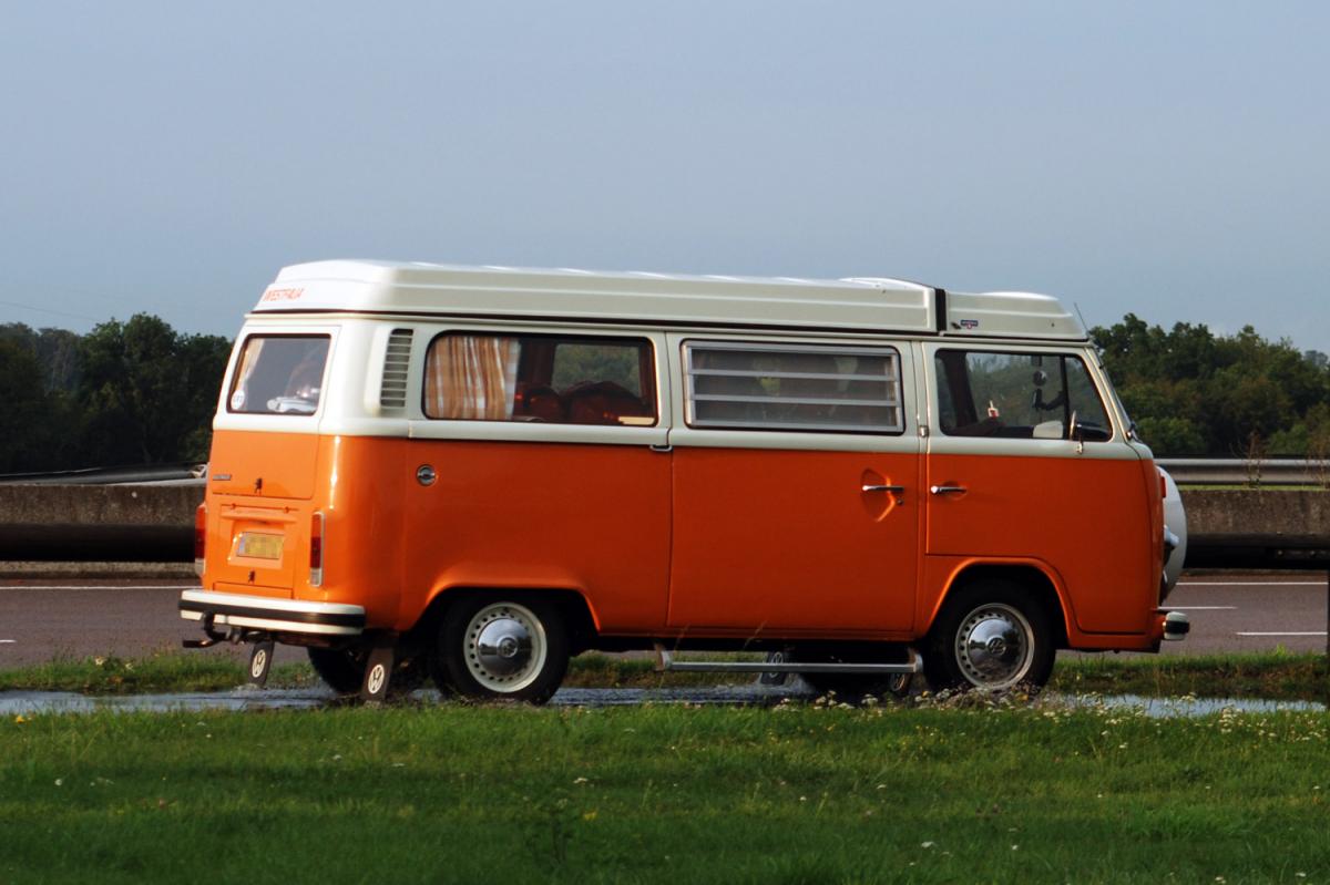 Combi Volkswagen bay window Westfalia bi ton orange et blanc une