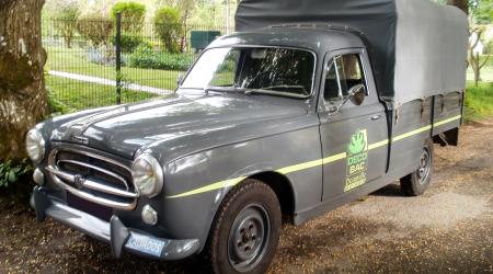 Voiture de collection « Peugeot 403 bachée »