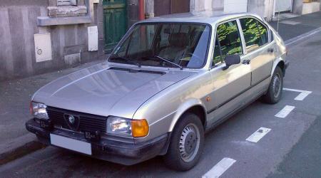 Voiture de collection « Alfa Roméo Alfasud 1,3l Série 2 vue de 3/4 avant gauche »