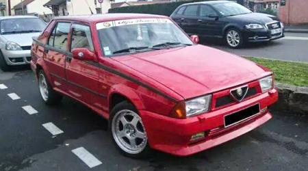 Voiture de collection « Alfa Roméo 75 »