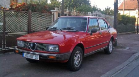 Voiture de collection « Alfa Roméo Alfetta rouge vue de 3/4 avant gauche »