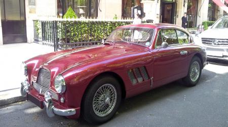 Voiture de collection « Aston Martin DB2 bordeaux »