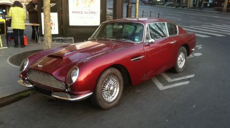 Voiture de collection « Aston Martin DB6 bordeaux vue de 3/4 avant gauche »