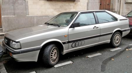 Voiture de collection « Audi 100 GT »