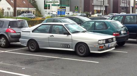 Voiture de collection « Audi Quattro grise »