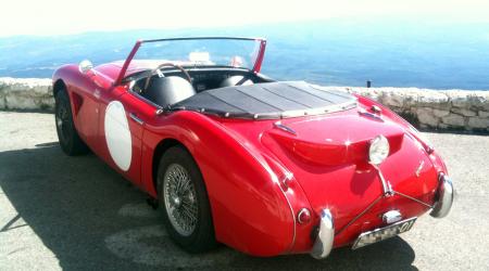 Voiture de collection « Austin Healey rouge vue de 3/4 arrière »