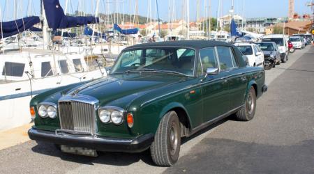 Voiture de collection « Bentley Corniche 1980 verte vue de 3/4 avant gauche »