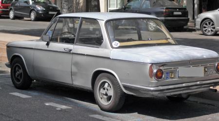 Voiture de collection « BMW 1602 grise »