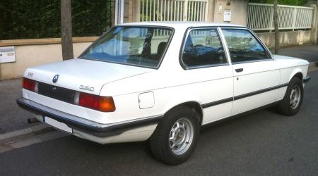 Voiture de collection « BMW 320 Série E21 blanche »