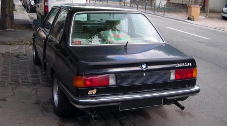 Voiture de collection « BMW 323i E21 »