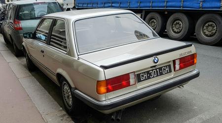 Voiture de collection « BMW 323i E30 »