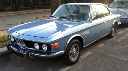 BMW 3.0 CSI bleue vue de 3/4 avant gauche