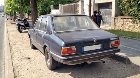 Voiture de collection « BMW 525 E12 bleue marine »