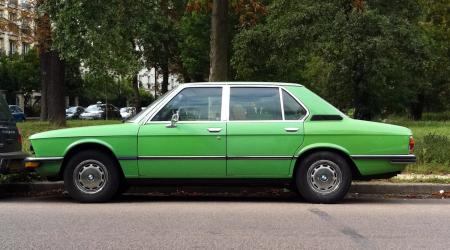 Voiture de collection « BMW Série 5 E12 Vert pomme »