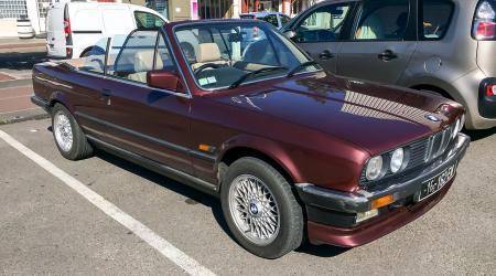 Voiture de collection « BMW 325i E30 Cab »