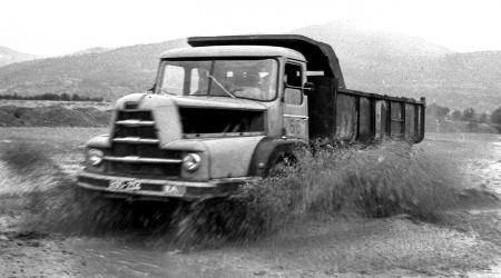 Voiture de collection « Camion Unic 1950 »
