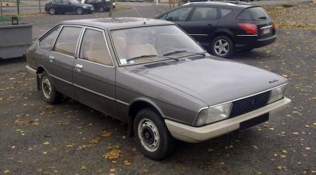 Voiture de collection « Simca 1307 marron vue de 3/4 avant droit »