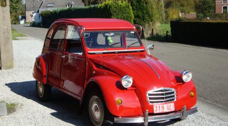 Voiture de collection « Citroën 2CV rouge »