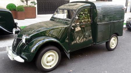 Voiture de collection « Citroën 2CV Fourgonnette »