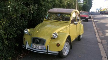 Voiture de collection « Citroën 2CV jaune »