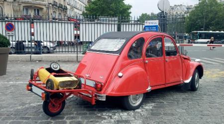 Citroën 2CV avec remorque