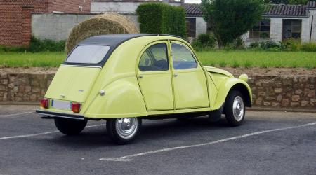 Citroën 2cv spécial 1976 jaune cédrat vue de l'arrière