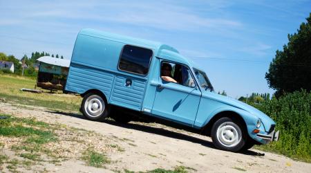 Voiture de collection « Citroën Acadiane bleue »