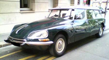 Voiture de collection « Citroën DS Break verte »