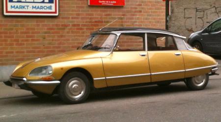 Voiture de collection « Citroën DS dorée vue de côté »