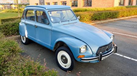 Voiture de collection « Citroën Dyane »