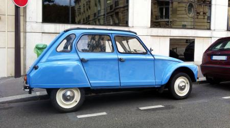 Voiture de collection « Citroën Dyane bleue »