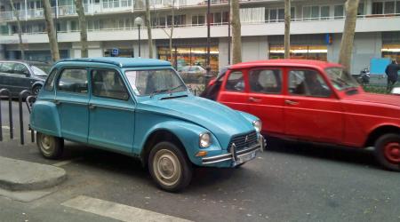 Voiture de collection « Citroën Dyane Bleue avec une Renault 4l rouge qui passe derrière »