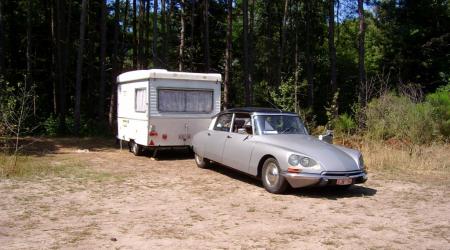 Voiture de collection « Citroën ID 19 avec sa caravane »