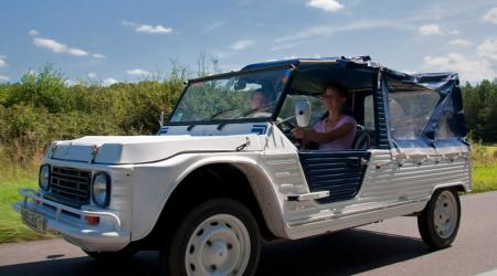 Voiture de collection « citroën Méhari blanche/ marine sur la route »