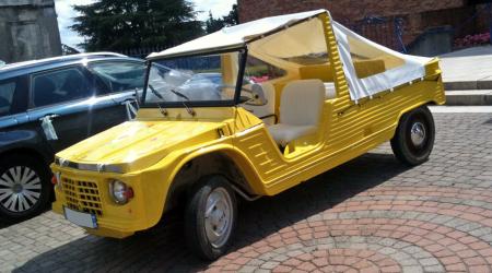 Voiture de collection « Citroën Méhari Jaune prise lors d'un mariage »