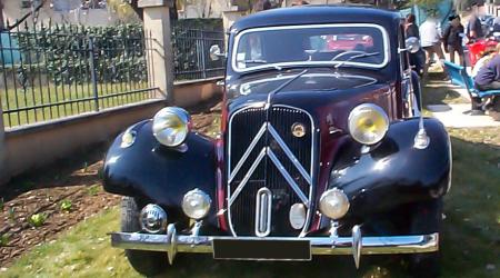 Voiture de collection « Citroën Traction bi-couleur »