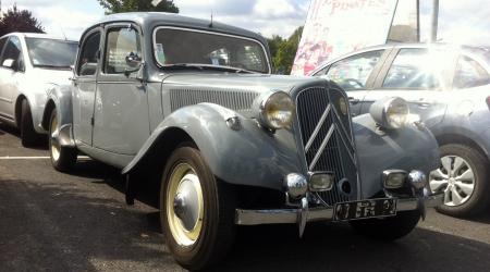 Voiture de collection « Citroën Traction grise »