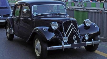 Une Citroën traction dans les bouchons