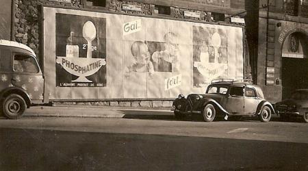 Citroën Traction noire à l'époque avec publicité Phosphatine pour Bébé 2ème âge