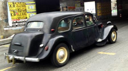 Voiture de collection « Citroën Traction noire prise en roulant »