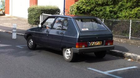 Voiture de collection « Citroën Visa Bleue »