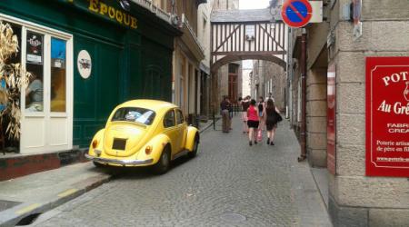  Tombé par hasard sur votre site (que je trouve sympa) et amoureux de vielle voiture aussi je vous envoi une photo prise a st malo le week end du 15 aout par une amie