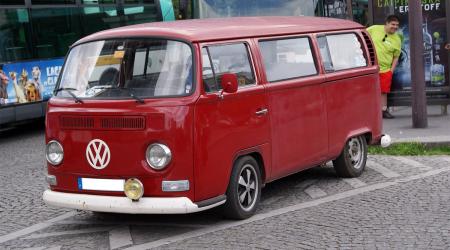 Voiture de collection « Combi Vokswagen rouge rabaissé »