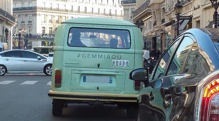 Voiture de collection « Combi Volkswagen T2B #GEMMIAOU »