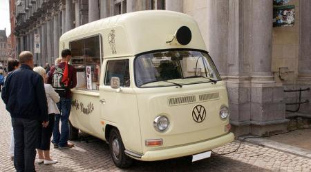 Voiture de collection « Volkswagen Combi VW T2A Marchand de Glaces »