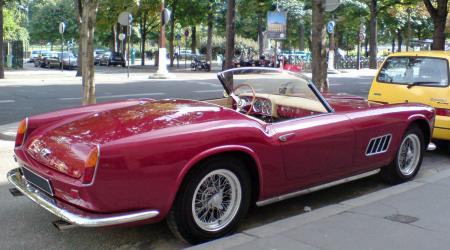 Ferrari 250 GT California vue de 3/4 arrière droit