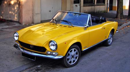 Voiture de collection « Fiat 124 Spider 1800 »