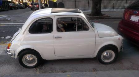 Voiture de collection « Fiat 500 à Brooklyn »